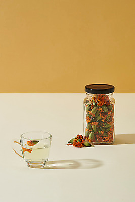 포토 JPG 스튜디오촬영 식물 꽃잎 건조 실내 건강 사람없음 차 찻잔 오브젝트 공병 꽃차 갈색배경 잇꽃 매리골드 국내포토 꽃 음료 백그라운드 잔 내부 차_음료 갈색 병_담는 파일형식