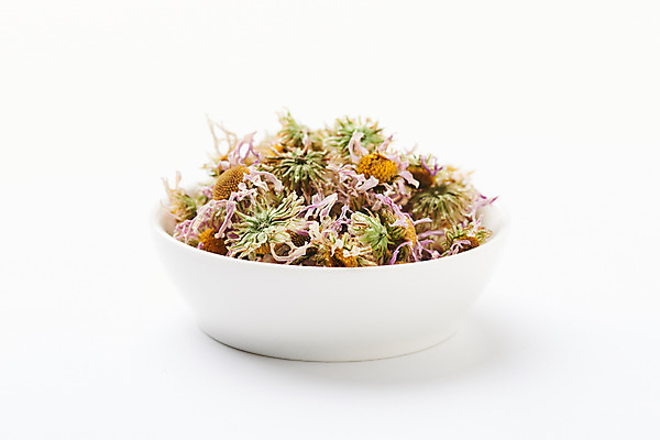 포토 식기 꽃 음료 백그라운드 실내 내부 차_음료 흰색 파일형식 건강 차 구절초 꽃차 스튜디오촬영 식물 그릇 JPG 사람없음 누끼 흰배경 오브젝트 건조 꽃잎 국내포토