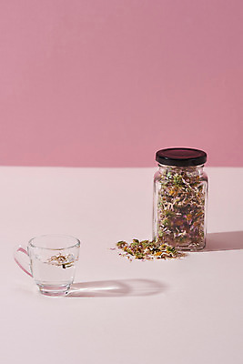 포토 JPG 스튜디오촬영 식물 꽃잎 건조 실내 건강 사람없음 차 찻잔 오브젝트 공병 구절초 꽃차 분홍색배경 국내포토 꽃 음료 분홍색 백그라운드 잔 내부 차_음료 병_담는 파일형식