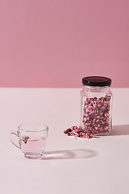 포토 JPG 스튜디오촬영 식물 꽃잎 건조 실내 건강 사람없음 차 찻잔 오브젝트 공병 꽃차 복사꽃 분홍색배경 국내포토 꽃 음료 분홍색 백그라운드 잔 내부 차_음료 병_담는 파일형식