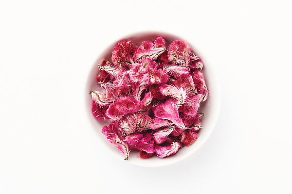 포토 JPG 스튜디오촬영 식물 그릇 꽃잎 건조 실내 건강 누끼 사람없음 하이앵글 차 오브젝트 흰배경 꽃차 맨드라미 플랫레이 국내포토 식기 꽃 음료 뷰포인트 백그라운드 내부 차_음료 흰색 플랫 파일형식