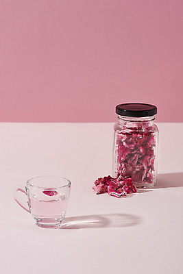 포토 JPG 스튜디오촬영 식물 꽃잎 건조 실내 건강 사람없음 차 찻잔 오브젝트 공병 꽃차 맨드라미 분홍색배경 국내포토 꽃 음료 분홍색 백그라운드 잔 내부 차_음료 병_담는 파일형식