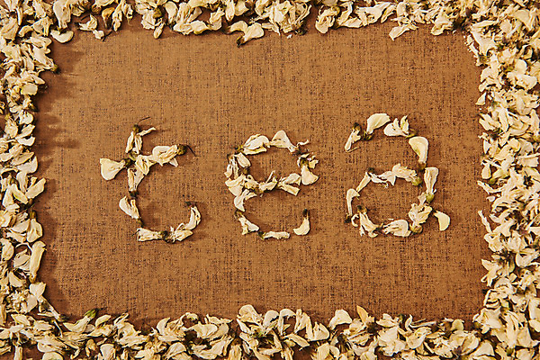 포토 JPG 스튜디오촬영 식물 꽃잎 건조 실내 건강 타이포그라피 사람없음 하이앵글 차 오브젝트 꽃차 아카시아꽃 플랫레이 갈색배경 국내포토 문자 꽃 음료 뷰포인트 백그라운드 내부 차_음료 갈색 플랫 파일형식