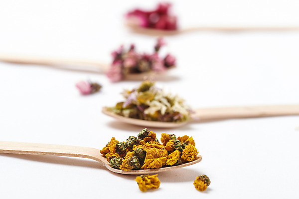 포토 JPG 스튜디오촬영 식물 꽃잎 건조 국화 수저 실내 건강 누끼 근접촬영 사람없음 아웃포커스 차 오브젝트 흰배경 구절초 꽃차 나무스푼 맨드라미 복사꽃 국내포토 식기 꽃 음료 뷰포인트 백그라운드 촬영기법 내부 차_음료 흰색 나무숟가락 파일형식