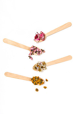 포토 JPG 스튜디오촬영 식물 꽃잎 건조 국화 수저 실내 건강 누끼 사람없음 하이앵글 차 오브젝트 흰배경 구절초 꽃차 나무스푼 맨드라미 복사꽃 플랫레이 국내포토 식기 꽃 음료 뷰포인트 백그라운드 내부 차_음료 흰색 플랫 나무숟가락 파일형식