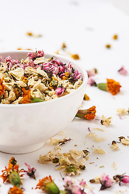 포토 JPG 스튜디오촬영 식물 그릇 꽃잎 건조 국화 실내 건강 누끼 사람없음 차 오브젝트 흰배경 구절초 꽃차 맨드라미 복사꽃 아카시아꽃 매리골드 국내포토 식기 꽃 음료 백그라운드 내부 차_음료 흰색 파일형식