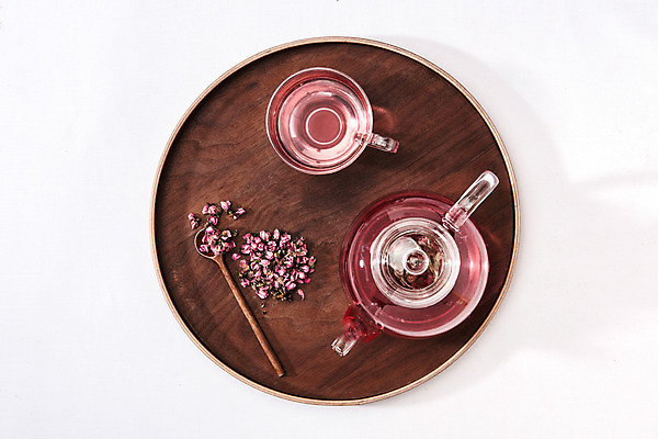 포토 JPG 스튜디오촬영 식물 꽃잎 주전자 건조 실내 건강 누끼 사람없음 하이앵글 차 찻잔 티스푼 찻주전자 오브젝트 흰배경 꽃차 나무쟁반 복사꽃 플랫레이 국내포토 꽃 음료 뷰포인트 백그라운드 주방용품 잔 쟁반 내부 목재 차_음료 숟가락 흰색 플랫 파일형식