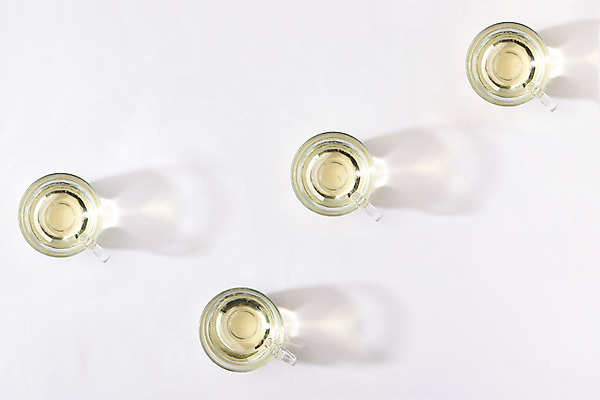 포토 JPG 스튜디오촬영 식물 꽃잎 건조 실내 건강 그림자 누끼 사람없음 하이앵글 여러개 차 찻잔 오브젝트 흰배경 꽃차 플랫레이 국내포토 꽃 음료 뷰포인트 다수 백그라운드 잔 내부 차_음료 흰색 플랫 파일형식