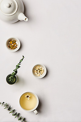포토 JPG 스튜디오촬영 식물 꽃잎 주전자 건조 국화 실내 건강 누끼 사람없음 하이앵글 차 찻잔 찻주전자 오브젝트 흰배경 꽃차 아카시아꽃 유칼립투스 플랫레이 국내포토 꽃 음료 뷰포인트 백그라운드 주방용품 잔 내부 차_음료 흰색 플랫 파일형식