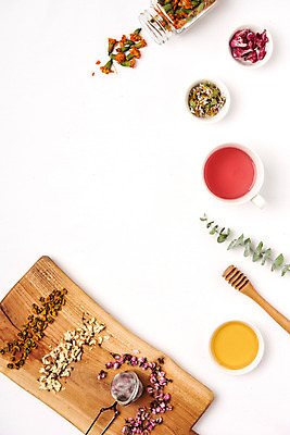 포토 JPG 스튜디오촬영 식물 꽃잎 건조 도마 국화 실내 건강 누끼 사람없음 하이앵글 차 찻잔 오브젝트 흰배경 공병 구절초 꽃차 맨드라미 아카시아꽃 유칼립투스 허니디퍼 플랫레이 차거름망 매리골드 국내포토 꽃 음료 뷰포인트 백그라운드 주방용품 잔 내부 차_음료 흰색 도구 플랫 병_담는 파일형식