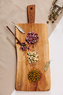 포토 JPG 스튜디오촬영 식물 꽃잎 건조 도마 국화 실내 건강 사람없음 하이앵글 차 티스푼 오브젝트 공병 구절초 꽃차 나무도마 복사꽃 아카시아꽃 베이지색배경 플랫레이 국내포토 꽃 음료 뷰포인트 백그라운드 주방용품 내부 목재 차_음료 숟가락 플랫 베이지색 병_담는 파일형식