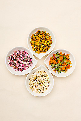 포토 JPG 스튜디오촬영 식물 그릇 꽃잎 건조 국화 실내 건강 사람없음 하이앵글 여러개 차 오브젝트 꽃차 복사꽃 아카시아꽃 베이지색배경 플랫레이 매리골드 국내포토 식기 꽃 음료 뷰포인트 다수 백그라운드 내부 차_음료 플랫 베이지색 파일형식