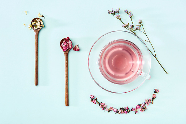 포토 JPG 스튜디오촬영 식물 꽃잎 건조 실내 건강 사람없음 하이앵글 차 찻잔 티스푼 오브젝트 꽃차 민트색 복사꽃 아카시아꽃 플랫레이 민트색배경 오하이오블루 국내포토 꽃 음료 뷰포인트 컬러 백그라운드 잔 내부 차_음료 숟가락 플랫 파일형식