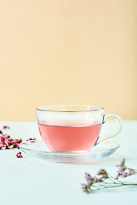 포토 JPG 스튜디오촬영 식물 꽃잎 건조 실내 건강 사람없음 차 찻잔 오브젝트 꽃차 복사꽃 베이지색배경 오하이오블루 국내포토 꽃 음료 백그라운드 잔 내부 차_음료 베이지색 파일형식