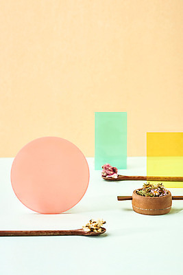 포토 JPG 스튜디오촬영 식물 꽃잎 건조 실내 건강 사람없음 차 티스푼 오브젝트 구절초 꽃차 맨드라미 아카시아꽃 베이지색배경 차거름망 국내포토 꽃 음료 백그라운드 내부 차_음료 숟가락 베이지색 파일형식