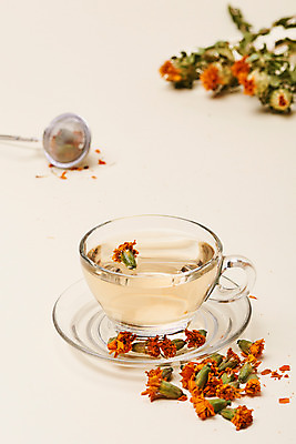 포토 JPG 스튜디오촬영 식물 꽃잎 건조 실내 건강 사람없음 차 찻잔 오브젝트 꽃차 베이지색배경 차거름망 잇꽃 매리골드 국내포토 꽃 음료 백그라운드 잔 내부 차_음료 베이지색 파일형식