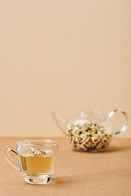 포토 JPG 스튜디오촬영 식물 꽃잎 주전자 건조 실내 건강 사람없음 아웃포커스 차 찻잔 찻주전자 오브젝트 꽃차 아카시아꽃 베이지색배경 국내포토 꽃 음료 백그라운드 주방용품 잔 촬영기법 내부 차_음료 베이지색 파일형식