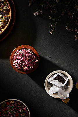 포토 JPG 스튜디오촬영 식물 그릇 꽃잎 검은배경 건조 실내 건강 사람없음 하이앵글 차 오브젝트 티백 꽃차 복사꽃 플랫레이 국내포토 식기 꽃 음료 뷰포인트 백그라운드 내부 차_음료 검은색 플랫 파일형식