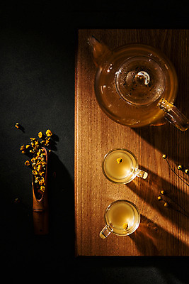 포토 JPG 스튜디오촬영 식물 꽃잎 주전자 검은배경 건조 실내 건강 사람없음 하이앵글 차 찻잔 찻주전자 오브젝트 꽃차 나무도마 플랫레이 국내포토 꽃 음료 뷰포인트 백그라운드 주방용품 잔 도마 내부 목재 차_음료 검은색 플랫 파일형식