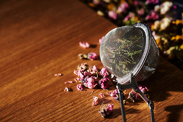 포토 JPG 스튜디오촬영 식물 꽃잎 건조 도마 국화 실내 건강 근접촬영 사람없음 차 오브젝트 구절초 꽃차 맨드라미 복사꽃 아카시아꽃 갈색배경 나무배경 차거름망 매리골드 국내포토 꽃 음료 뷰포인트 백그라운드 주방용품 내부 차_음료 갈색 파일형식