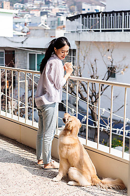 포토 JPG 주간 전신 한마리 여자 반려견 휴식 주택 함께함 한명 서기 20대 성인 야외 옆모습 반려동물 마주보기 다정 한국인 발코니 개 골든리트리버 강아지 커피잔 즐거움 반려 성인여자한명만 펫팸족 국내포토 자연요소 동물 1 감정 커피 뷰포인트 컨셉 포유류 모션 잔 사람 동양인 청년 건물 리트리버 신조어 여자한명만 성인여자만 파일형식