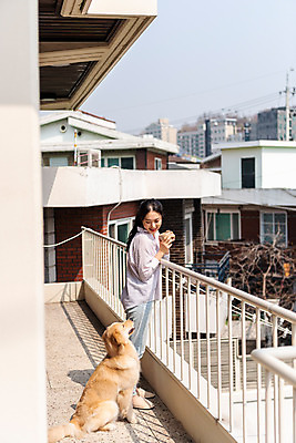 포토 JPG 주간 전신 한마리 여자 반려견 휴식 주택 함께함 한명 20대 성인 야외 옆모습 반려동물 다정 한국인 발코니 개 골든리트리버 강아지 커피잔 즐거움 반려 성인여자한명만 펫팸족 국내포토 자연요소 동물 1 감정 커피 뷰포인트 컨셉 포유류 잔 사람 동양인 청년 건물 리트리버 신조어 여자한명만 성인여자만 파일형식