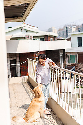포토 JPG 주간 전신 한마리 여자 반려견 휴식 주택 함께함 한명 20대 성인 야외 앞모습 반려동물 다정 한국인 발코니 개 골든리트리버 강아지 커피잔 즐거움 반려 성인여자한명만 쓰다듬기 펫팸족 국내포토 자연요소 동물 1 감정 커피 뷰포인트 컨셉 포유류 모션 잔 사람 동양인 청년 건물 리트리버 신조어 여자한명만 성인여자만 파일형식