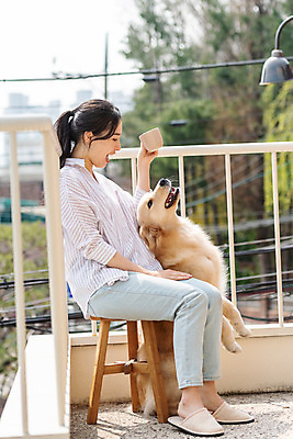 포토 JPG 주간 전신 한마리 여자 반려견 의자 장난 놀이 휴식 주택 함께함 한명 앉기 20대 성인 야외 옆모습 반려동물 다정 한국인 발코니 개 골든리트리버 강아지 커피잔 즐거움 반려 성인여자한명만 펫팸족 국내포토 자연요소 동물 1 감정 커피 뷰포인트 가구 컨셉 포유류 모션 잔 사람 동양인 청년 건물 리트리버 신조어 여자한명만 성인여자만 파일형식