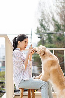 포토 JPG 주간 한마리 여자 반려견 의자 주택 함께함 한명 앉기 손짓 상반신 20대 성인 야외 옆모습 반려동물 다정 한국인 발코니 개 골든리트리버 강아지 커피잔 즐거움 반려 성인여자한명만 펫팸족 애견훈련 국내포토 자연요소 동물 1 감정 커피 뷰포인트 가구 컨셉 포유류 모션 잔 사람 동양인 청년 건물 리트리버 연습 신조어 여자한명만 성인여자만 파일형식