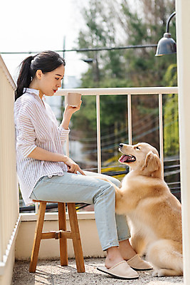 포토 JPG 주간 전신 한마리 여자 반려견 의자 주택 함께함 한명 앉기 20대 성인 야외 옆모습 반려동물 다정 한국인 발코니 기다림 개 골든리트리버 강아지 커피잔 즐거움 반려 성인여자한명만 펫팸족 애견훈련 국내포토 자연요소 동물 1 감정 커피 뷰포인트 가구 컨셉 포유류 모션 잔 사람 동양인 청년 건물 리트리버 연습 신조어 여자한명만 성인여자만 파일형식