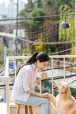 포토 JPG 주간 한마리 여자 반려견 의자 주택 함께함 한명 미소 앉기 상반신 20대 성인 야외 옆모습 반려동물 다정 한국인 발코니 개 골든리트리버 강아지 커피잔 즐거움 교감 반려 성인여자한명만 펫팸족 국내포토 자연요소 동물 1 감정 커피 뷰포인트 가구 컨셉 포유류 모션 잔 표정 사람 동양인 청년 건물 리트리버 신조어 여자한명만 성인여자만 파일형식