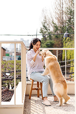 포토 JPG 주간 전신 한마리 여자 반려견 의자 주택 함께함 한명 앉기 20대 성인 야외 앞모습 반려동물 다정 한국인 발코니 개 골든리트리버 강아지 커피잔 즐거움 교감 반려 성인여자한명만 펫팸족 국내포토 자연요소 동물 1 감정 커피 뷰포인트 가구 컨셉 포유류 모션 잔 사람 동양인 청년 건물 리트리버 신조어 여자한명만 성인여자만 파일형식