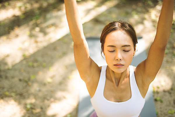 포토 JPG 주간 여자 요가 자연 건강 한명 상반신 20대 성인 야외 앞모습 하이앵글 운동 스트레칭 한국인 손뻗기 한강공원 성인여자한명만 국내포토 자연요소 1 웰빙 공원 뷰포인트 모션 사람 동양인 청년 한강 생태계 여자한명만 성인여자만 파일형식