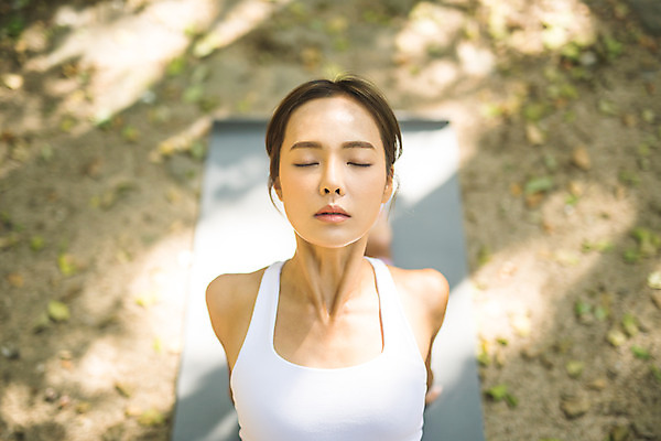 포토 JPG 주간 여자 요가 자연 건강 한명 상반신 20대 성인 야외 앞모습 하이앵글 운동 스트레칭 한국인 손뻗기 한강공원 성인여자한명만 국내포토 자연요소 1 웰빙 공원 뷰포인트 모션 사람 동양인 청년 한강 생태계 여자한명만 성인여자만 파일형식