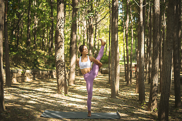 포토 JPG 주간 전신 나무 응시 여자 요가 자연 건강 한명 서기 20대 성인 야외 앞모습 운동 손들기 스트레칭 한국인 다리찢기 다리들기 한강공원 성인여자한명만 국내포토 자연요소 식물 1 웰빙 시선 공원 뷰포인트 모션 사람 동양인 청년 한강 생태계 여자한명만 성인여자만 파일형식