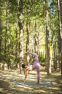 포토 JPG 주간 전신 여자 요가 자연 건강 한명 서기 20대 성인 야외 뒷모습 운동 스트레칭 한국인 다리찢기 다리들기 한강공원 성인여자한명만 국내포토 자연요소 1 웰빙 공원 뷰포인트 모션 사람 동양인 청년 한강 생태계 여자한명만 성인여자만 파일형식