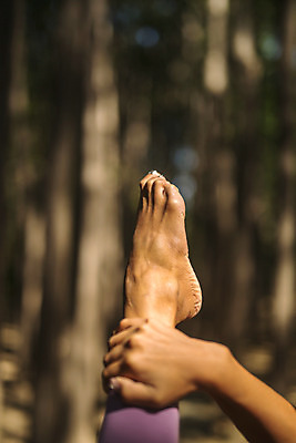 포토 JPG 주간 손 여자 요가 발 자연 건강 한명 20대 성인 야외 신체부위 운동 스트레칭 한국인 잡기 다리찢기 다리들기 한강공원 성인여자한명만 국내포토 자연요소 1 웰빙 공원 모션 사람 동양인 청년 한강 생태계 여자한명만 성인여자만 파일형식