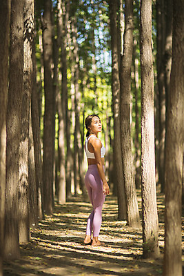 포토 JPG 주간 전신 나무 응시 여자 자연 건강 한명 서기 20대 성인 야외 뒷모습 걷기 한국인 뒤돌아보기 한강공원 성인여자한명만 국내포토 자연요소 식물 1 시선 공원 뷰포인트 모션 사람 동양인 청년 한강 생태계 여자한명만 성인여자만 파일형식
