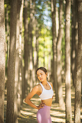 포토 JPG 주간 나무 응시 여자 허리손 요가 자연 건강 한명 서기 상반신 20대 성인 야외 옆모습 운동 스트레칭 한국인 한강공원 성인여자한명만 국내포토 자연요소 식물 1 웰빙 시선 공원 뷰포인트 포즈 모션 사람 동양인 청년 한강 생태계 여자한명만 성인여자만 파일형식