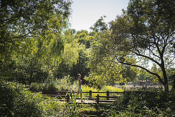 포토 JPG 주간 전신 나무 응시 여자 자연 건강 한명 20대 성인 야외 옆모습 걷기 한국인 한강공원 성인여자한명만 국내포토 자연요소 식물 1 시선 공원 뷰포인트 모션 사람 동양인 청년 한강 생태계 여자한명만 성인여자만 파일형식