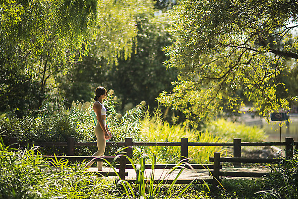 포토 JPG 주간 전신 나무 응시 여자 자연 건강 한명 20대 성인 야외 옆모습 걷기 한국인 한강공원 성인여자한명만 국내포토 자연요소 식물 1 시선 공원 뷰포인트 모션 사람 동양인 청년 한강 생태계 여자한명만 성인여자만 파일형식