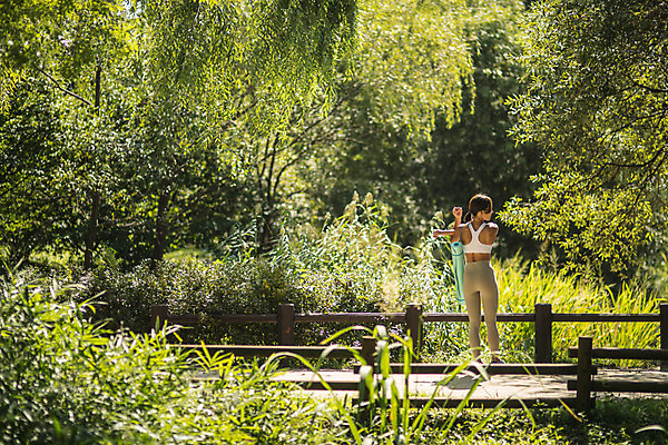 포토 JPG 주간 전신 나무 응시 여자 요가 자연 건강 한명 서기 20대 성인 야외 뒷모습 운동 스트레칭 한국인 한강공원 성인여자한명만 국내포토 자연요소 식물 1 웰빙 시선 공원 뷰포인트 모션 사람 동양인 청년 한강 생태계 여자한명만 성인여자만 파일형식