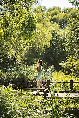 포토 JPG 주간 전신 나무 응시 여자 자연 건강 한명 20대 성인 야외 옆모습 걷기 한국인 한강공원 성인여자한명만 국내포토 자연요소 식물 1 시선 공원 뷰포인트 모션 사람 동양인 청년 한강 생태계 여자한명만 성인여자만 파일형식