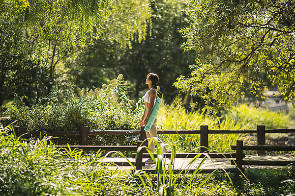 포토 JPG 주간 전신 나무 응시 여자 자연 건강 한명 서기 20대 성인 야외 옆모습 한국인 한강공원 성인여자한명만 국내포토 자연요소 식물 1 시선 공원 뷰포인트 모션 사람 동양인 청년 한강 생태계 여자한명만 성인여자만 파일형식