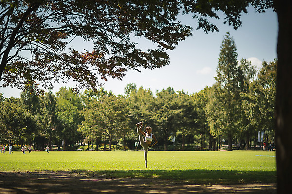 포토 JPG 주간 전신 나무 응시 여자 허리손 요가 자연 건강 한명 서기 잔디 20대 성인 야외 앞모습 운동 스트레칭 한국인 잡기 다리찢기 다리들기 한강공원 성인여자한명만 국내포토 자연요소 식물 1 웰빙 시선 공원 뷰포인트 포즈 모션 사람 동양인 청년 한강 생태계 여자한명만 성인여자만 파일형식