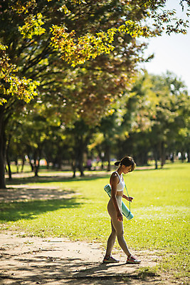 포토 JPG 주간 전신 나무 응시 여자 자연 건강 한명 잔디 20대 성인 야외 옆모습 걷기 한국인 한강공원 성인여자한명만 국내포토 자연요소 식물 1 시선 공원 뷰포인트 모션 사람 동양인 청년 한강 생태계 여자한명만 성인여자만 파일형식