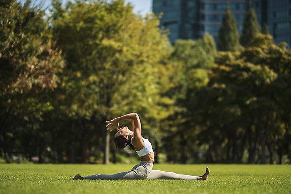 포토 JPG 주간 전신 나무 여자 요가 자연 건강 한명 앉기 잔디 20대 성인 야외 옆모습 운동 스트레칭 한국인 손모으기 다리찢기 한강공원 성인여자한명만 국내포토 자연요소 식물 1 웰빙 공원 뷰포인트 모션 사람 동양인 손짓 청년 한강 생태계 여자한명만 성인여자만 파일형식