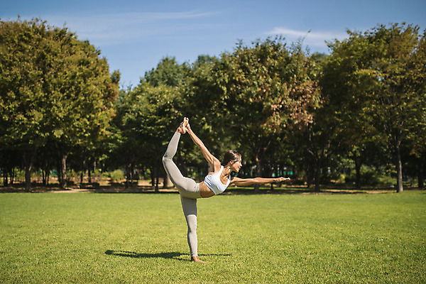 포토 JPG 주간 전신 나무 응시 여자 요가 자연 건강 한명 서기 잔디 20대 성인 야외 옆모습 운동 스트레칭 한국인 다리찢기 손뻗기 다리들기 한강공원 성인여자한명만 국내포토 자연요소 식물 1 웰빙 시선 공원 뷰포인트 모션 사람 동양인 청년 한강 생태계 여자한명만 성인여자만 파일형식