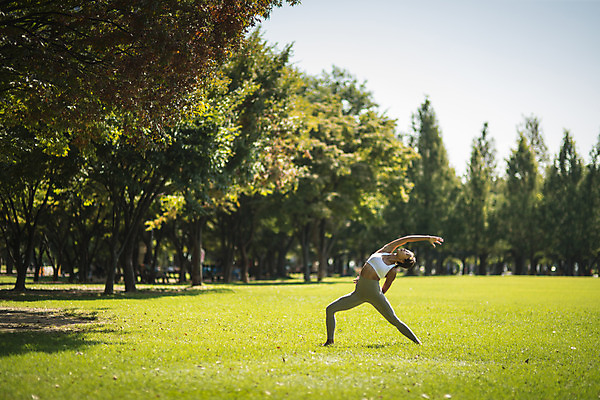 포토 JPG 주간 전신 나무 여자 요가 자연 건강 한명 서기 잔디 20대 성인 야외 옆모습 운동 손들기 스트레칭 한국인 손뻗기 한강공원 성인여자한명만 국내포토 자연요소 식물 1 웰빙 공원 뷰포인트 모션 사람 동양인 청년 한강 생태계 여자한명만 성인여자만 파일형식