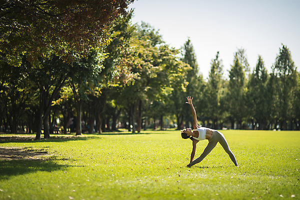 포토 JPG 주간 전신 나무 여자 요가 자연 건강 한명 서기 잔디 20대 성인 야외 옆모습 운동 손들기 스트레칭 한국인 손뻗기 한강공원 성인여자한명만 국내포토 자연요소 식물 1 웰빙 공원 뷰포인트 모션 사람 동양인 청년 한강 생태계 여자한명만 성인여자만 파일형식